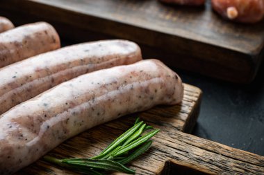 Geleneksel mest sosisler, siyah arkaplanda.