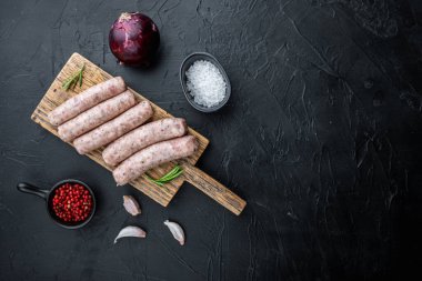 Geleneksel mest sosisler, siyah arkaplan üzerinde, metin için boşluk ile düz yatıyordu.