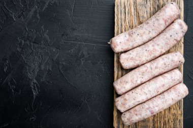 Siyah arkaplanda, metin için alanı olan tavuk sosisleri.