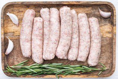 Geleneksel tavuk sosisleri, beyaz arka planda üst manzara..