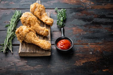 Kızarmış tavuk budu, ahşap arka planda baget parçaları, mesaj için yer var..