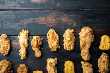 Eski siyah ahşap masada kızarmış tavuk parçaları, üst manzara, fotokopi alanı olan..