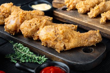 Siyah ahşap arka planda kızarmış baharatlı tavuk eti..