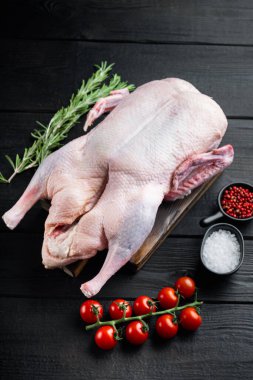 Çiğ ördek eti siyah ahşap masada..