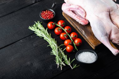 Siyah ahşap masada çiğ kaz eti, fotokopi alanı ile.