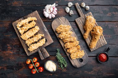 Koyu ahşap arka planda kızarmış tavuk parçaları..