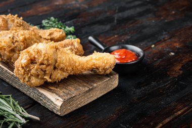 Eski siyah ahşap masada kızarmış tavuk kesikleri, fotokopi alanı ile birlikte..