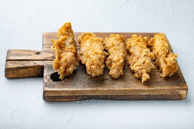 Beyaz arka planda kızarmış baharatlı tavuk eti..