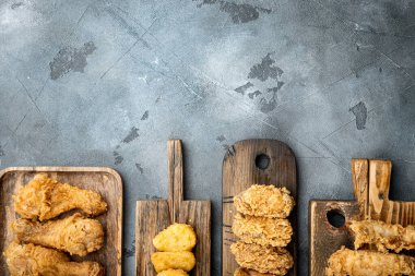 Gri arka planda güney kızarmış tavuk kesikleri, düz yatış, metin için boşluk.