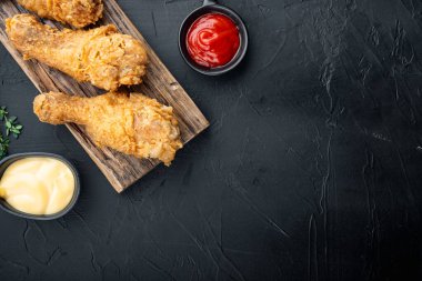 Siyah arkaplanda kızarmış tavuk kesikleri, üst görünümde, kopyalama alanı ile birlikte..