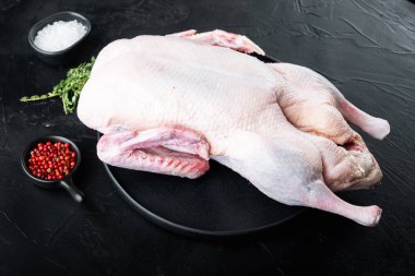 Siyah arkaplanda çiğ ördek eti..