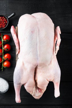 Çiğ çiftlik ördeği eti, siyah ahşap masa, üst manzara..