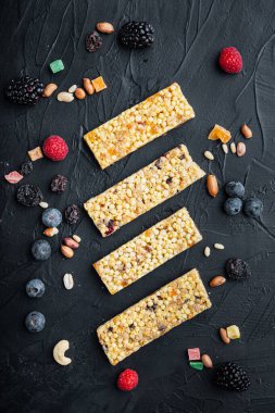 Meyveli, fındıklı enerji gofretleri. Sağlıklı çerez, üst görünüm, siyah arka plan