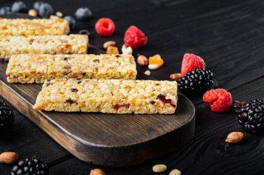 Açık büfe kahvaltı barları, yulaf ezmesi ve fotokopi alanı olan taze böğürtlenler, siyah ahşap masa.