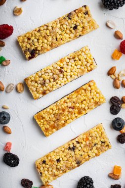 Fındıklı, çekirdekli, meyveli, beyaz arka planda üst manzaralı granola enerji barları