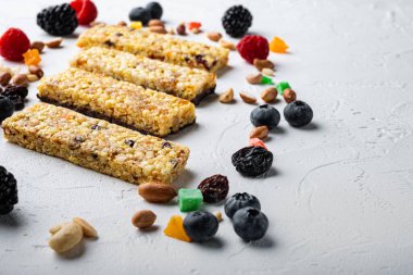 Granola çubuğu ve malzemelerin karışımı ile yazı için boşluk, beyaz arkaplan