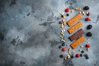 Meyveli fındıklı enerji çikolataları, sağlıklı atıştırmalıklar, fotokopi alanı olan üst manzara, gri arkaplan