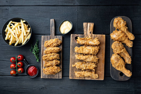 Корейский барбекю жареная курица порезы на черном деревянном столе, вид сверху.