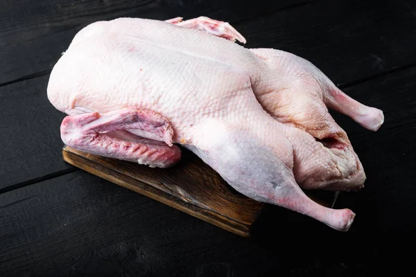 黒い木製のテーブルの上に鴨全体を調理するためのレシピ — ストック写真