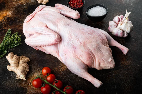 Carne Ganso Joven Cruda Sobre Fondo Oscuro Viejo —  Fotos de Stock