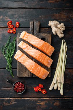 Somon ve baharatlı balık köfteleri, eski ahşap masa, üst manzara.