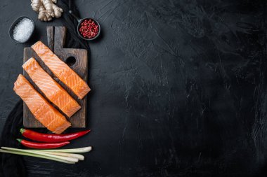 Pirzola için çiğ somon eti, siyah desenli arka plan, metin için boşluk ile üst görünüm