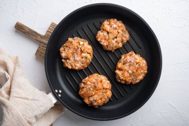 Hızlı Asya çiğ balık köfteleri, otlu, beyaz desenli arka planda, düz uzanmış