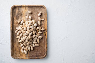 Kabuklu, tuzsuz şam fıstığı, beyaz desenli arka plan, metin için üst görünüm