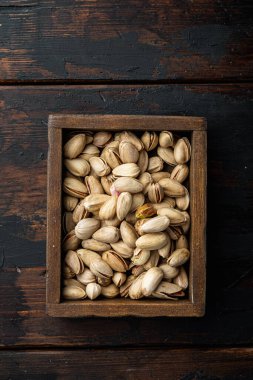 Kabuklu, tuzsuz şam fıstığı, eski ahşap masa, düz uzanmış