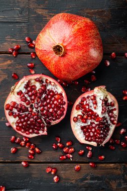 Sulu tohumlarla dolu olgun nar, eski ahşap masanın üzerinde, düz bir şekilde yatıyordu.