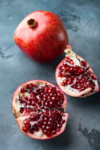 Rijp Granaatappel Met Sappige Zaden Grijze Achtergrond — Stockfoto