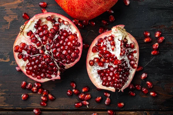 Ripe Pomegranate Juicy Seeds Old Wooden Table Top View — Stock Photo, Image