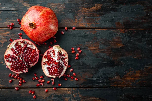 Rijp Granaatappel Met Sappige Zaden Oude Houten Tafel Bovenaanzicht Met — Stockfoto