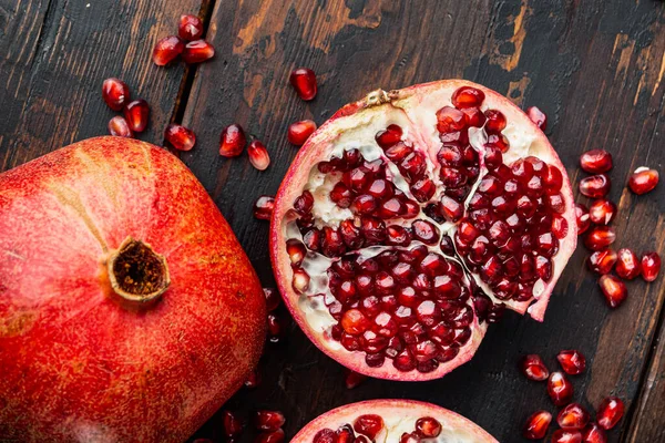 Ripe Pomegranate Juicy Seeds Old Wooden Table Flat Lay — Stock Photo, Image