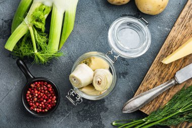 Yağlı turşulu enginarlar, gri arka planda, en üstte.