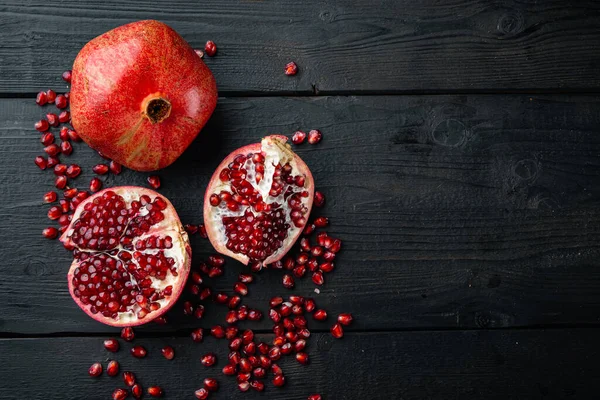 Rijp Granaatappel Met Sappige Zaden Zwart Houten Tafel Bovenaanzicht Met — Stockfoto