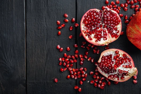 Ripe Pomegranate Juicy Seeds Black Wooden Table Flat Lay — Stock Photo, Image