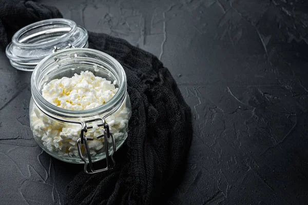 Queso Cabaña Cuajada Sobre Fondo Negro Texturizado Con Espacio Para —  Fotos de Stock