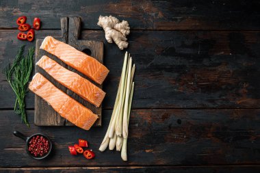 Pirzola için çiğ somon eti, eski ahşap masa üzerinde, düz yerde yazı için yer var.