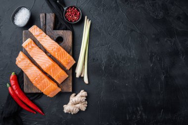 Pirzola için çiğ somon eti, siyah desenli arka plan, metin için boşluk ile üst görünüm