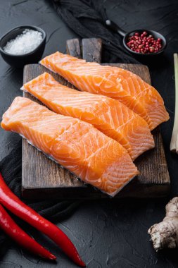 Hızlı Asya balık köftesi malzemesi, siyah desenli arka plan