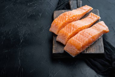 Ham somon fileto, siyah desenli arkaplan ve metin için boşluk