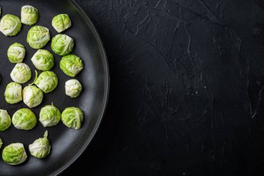 Ham brussels lahanaları, siyah desenli arka plan, metin için boşluk ile üst görünüm