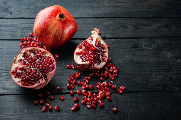 Ripe Pomegranate Juicy Seeds Black Wooden Table — Stock Photo, Image