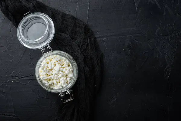 Queso Cabaña Cuajada Sobre Fondo Texturizado Negro Plano Con Espacio —  Fotos de Stock