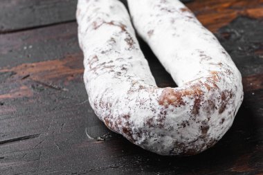 Ahşap yüzeyde kurutulmuş sosis..