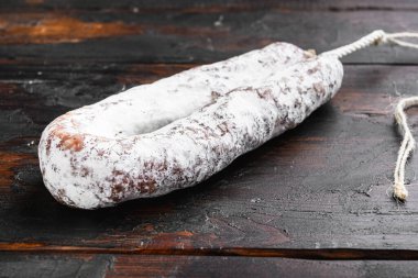 Eski ahşap masada kurutulmuş sosis..