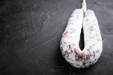 Siyah arkaplanda sosis ve metin için boşluk.