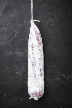 Siyah arkaplanda İspanyol geleneksel Longaniza sosisi.