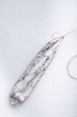 Beyaz dokulu arka planda Longaniza İspanyol salam sosisi.